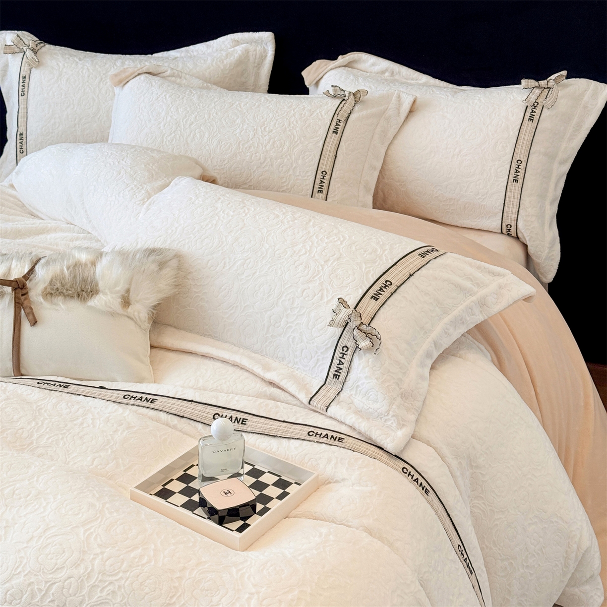 91家纺网 家纺一手货源 找家纺 大米家居 2025新款蝴蝶结丝带230克全消光牛奶绒雕花绒四件套-山茶花影系列 山茶花影-月绒白