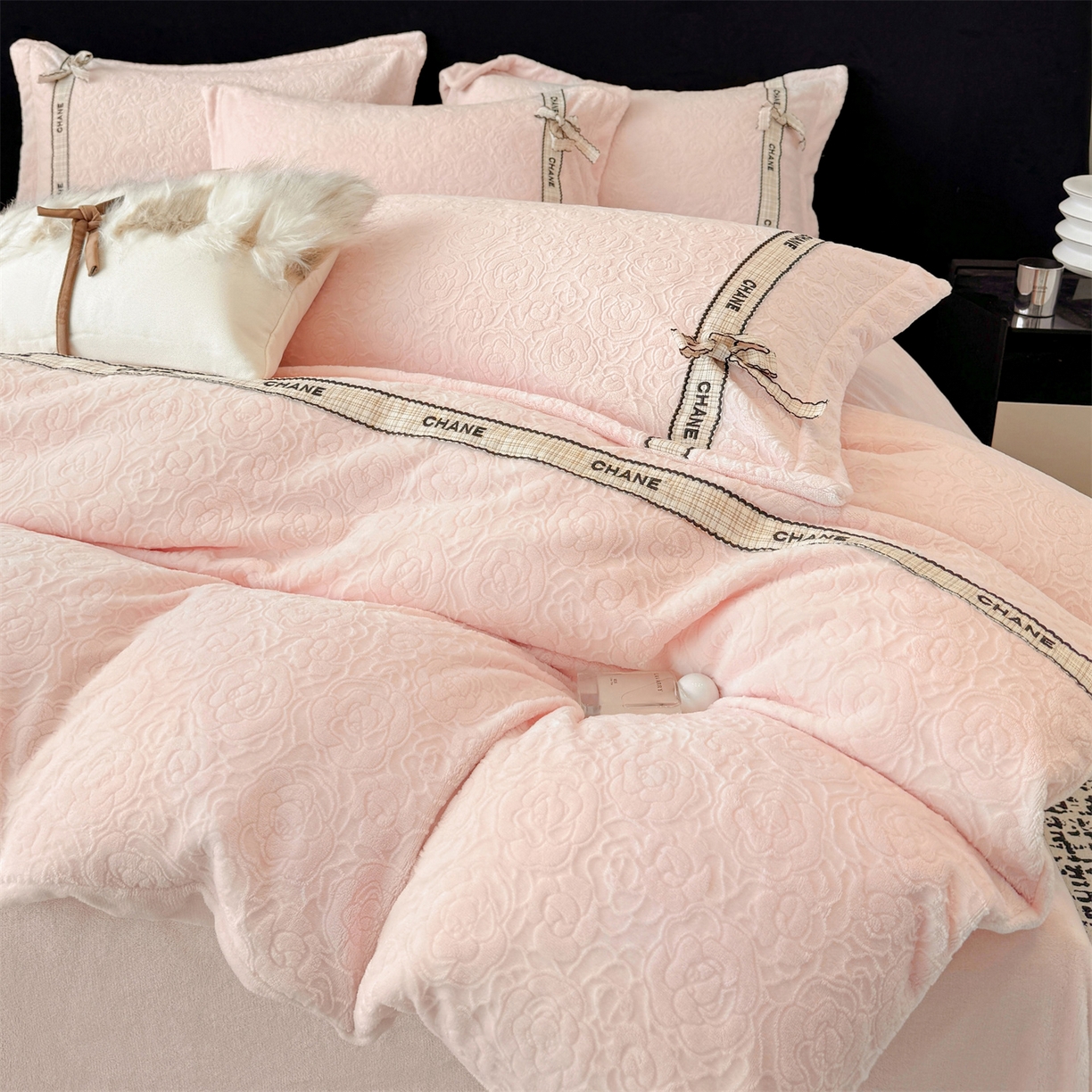 91家纺网 家纺一手货源 找家纺 大米家居 2025新款蝴蝶结丝带230克全消光牛奶绒雕花绒四件套-山茶花影系列 山茶花影-奶杏粉