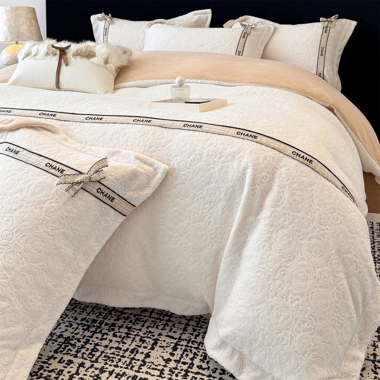 大米家居 2025新款蝴蝶结丝带230克全消光牛奶绒雕花绒四件套-山茶花影系列 山茶花影-月绒白