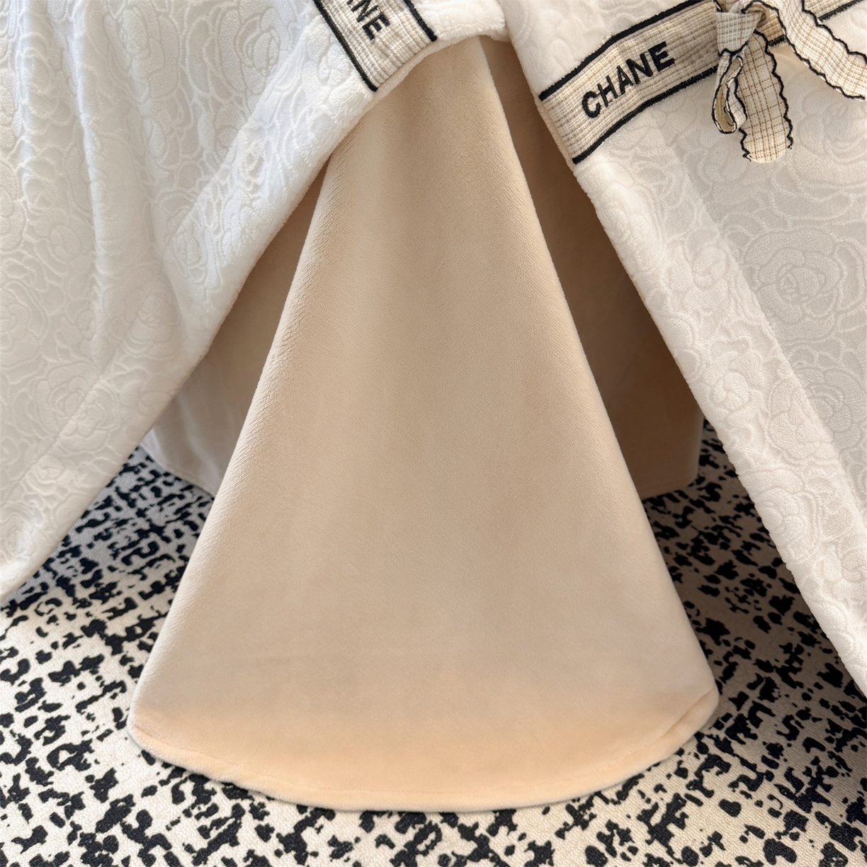 91家纺网 家纺一手货源 找家纺 大米家居 2025新款蝴蝶结丝带230克全消光牛奶绒雕花绒四件套-山茶花影系列 山茶花影-月绒白