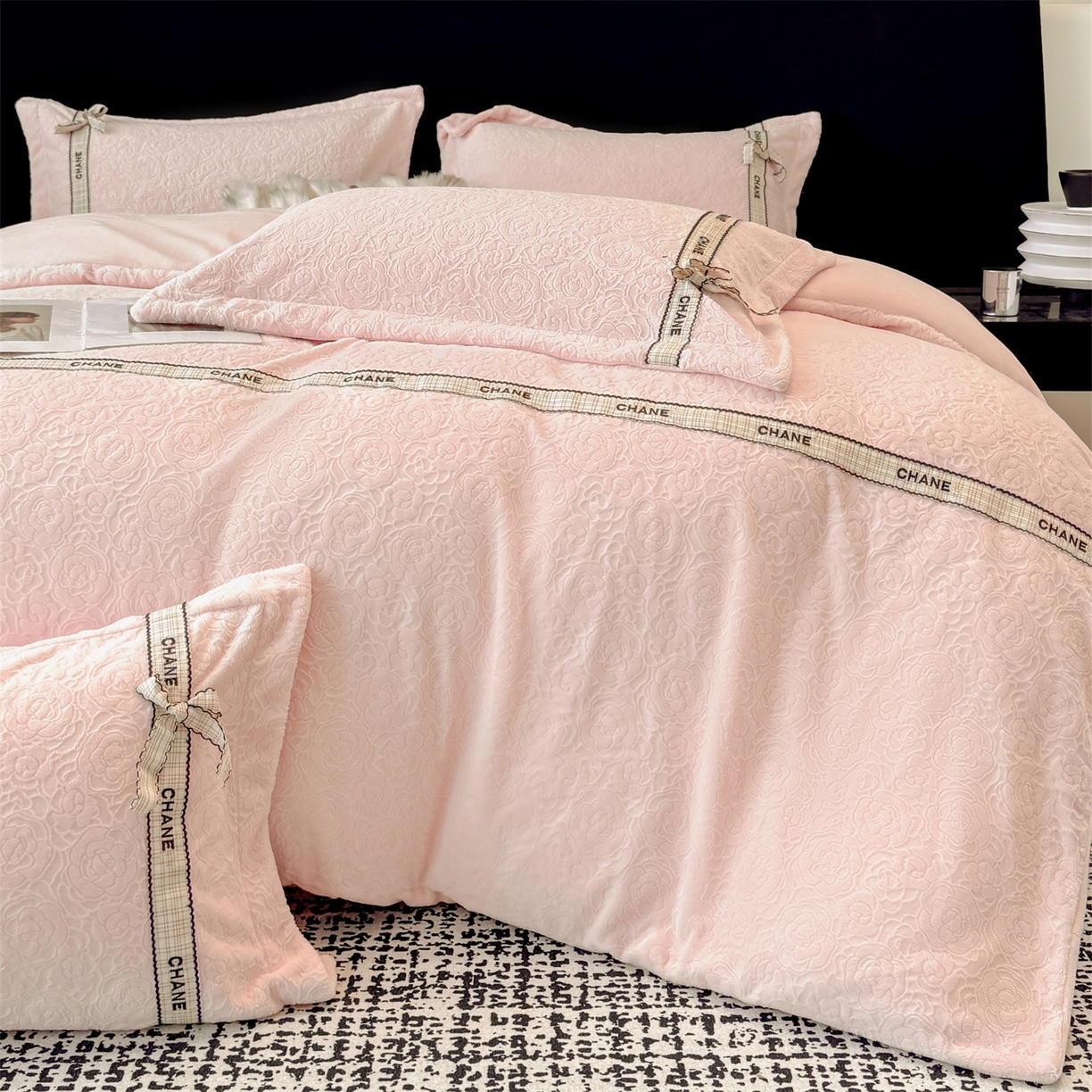 91家纺网 家纺一手货源 找家纺 大米家居 2025新款蝴蝶结丝带230克全消光牛奶绒雕花绒四件套-山茶花影系列 山茶花影-奶杏粉