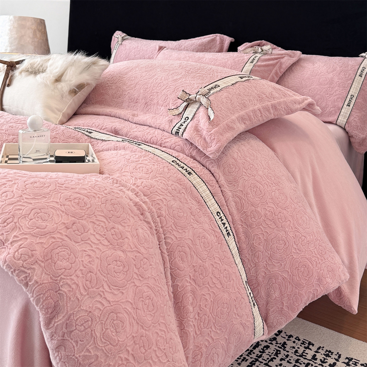 91家纺网 家纺一手货源 找家纺 大米家居 2025新款蝴蝶结丝带230克全消光牛奶绒雕花绒四件套-山茶花影系列 山茶花影-珊瑚粉