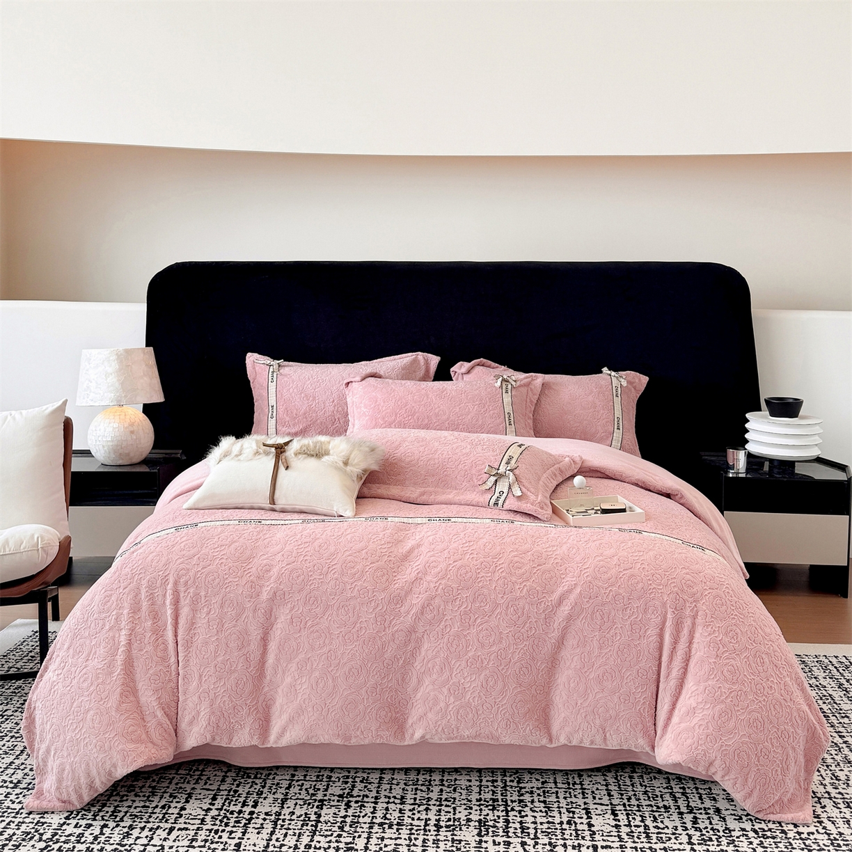 91家纺网 家纺一手货源 找家纺 大米家居 2025新款蝴蝶结丝带230克全消光牛奶绒雕花绒四件套-山茶花影系列 山茶花影-珊瑚粉