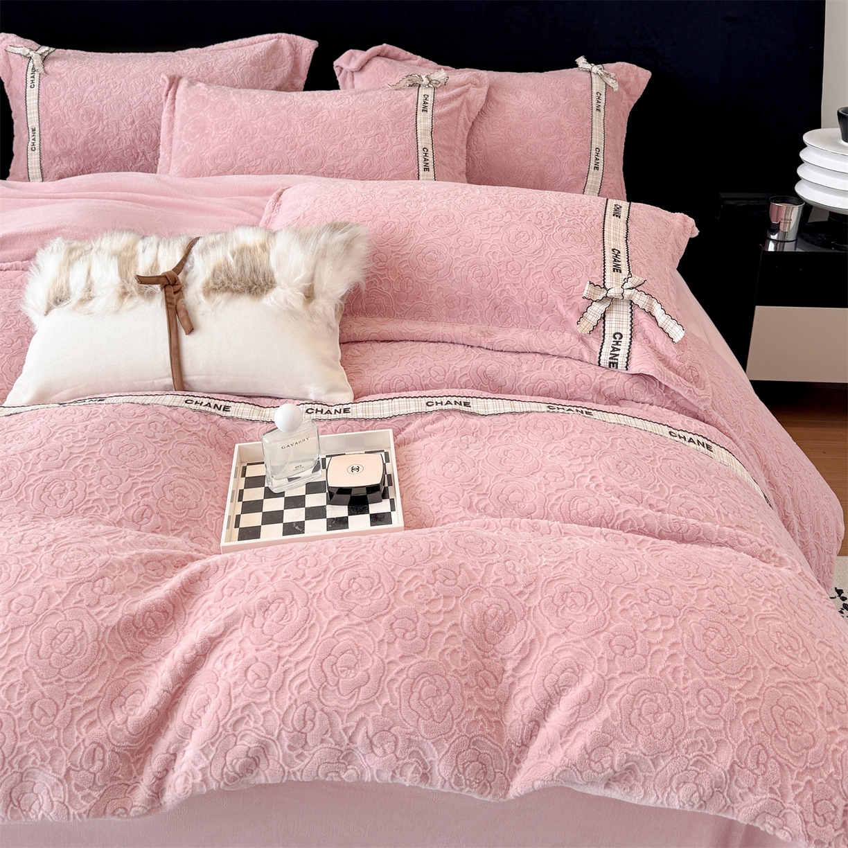 91家纺网 家纺一手货源 找家纺 大米家居 2025新款蝴蝶结丝带230克全消光牛奶绒雕花绒四件套-山茶花影系列 山茶花影-珊瑚粉