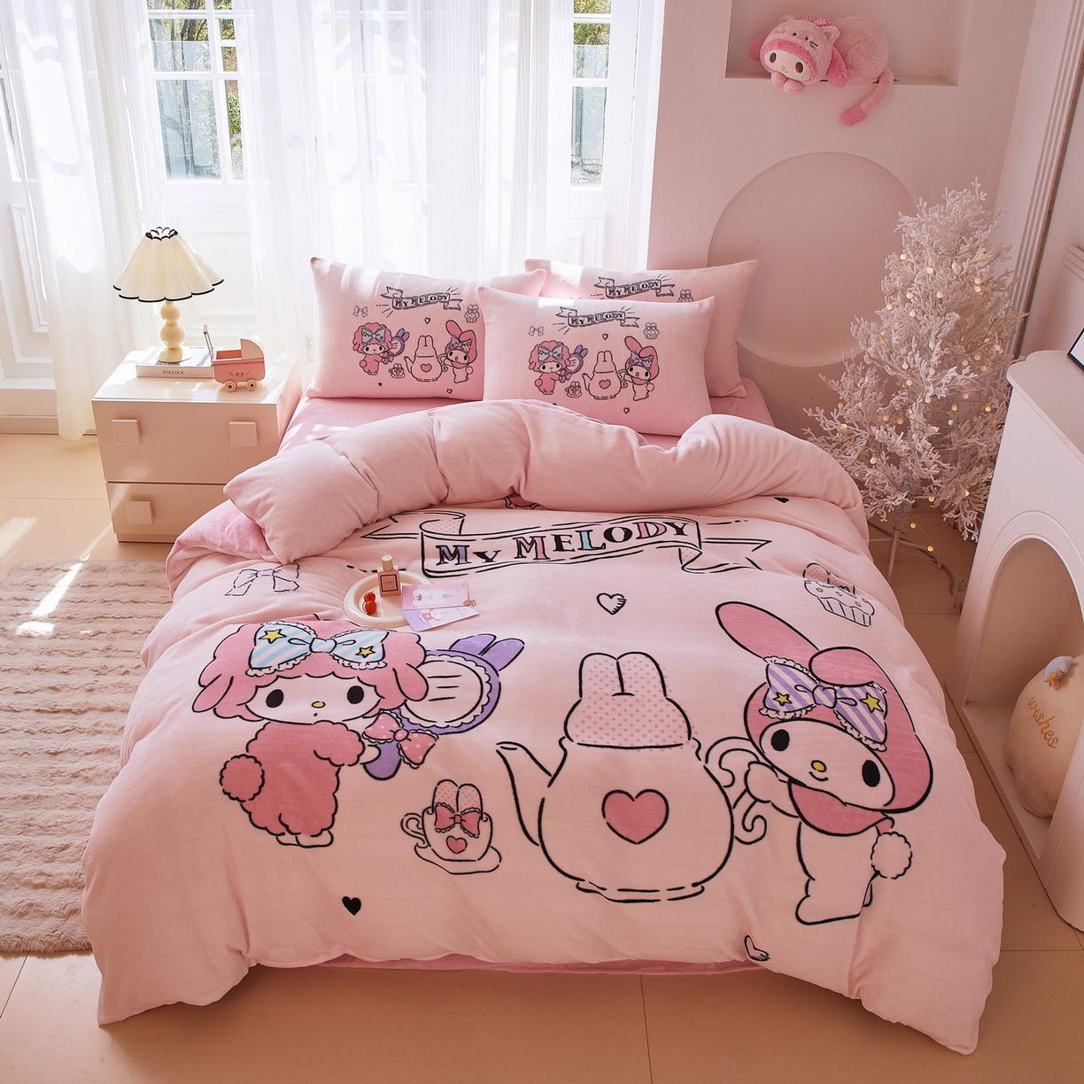 91家纺网 家纺一手货源 找家纺 蘭菲家纺 2025新款三丽欧牛奶绒套件系列四件套 必爱乐奶茶