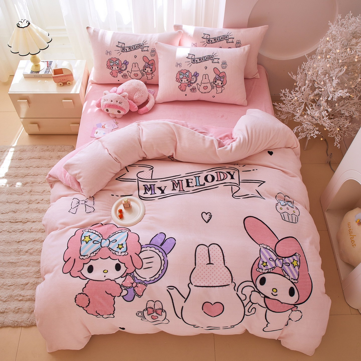 91家纺网 家纺一手货源 找家纺 蘭菲家纺 2025新款三丽欧牛奶绒套件系列四件套 必爱乐奶茶