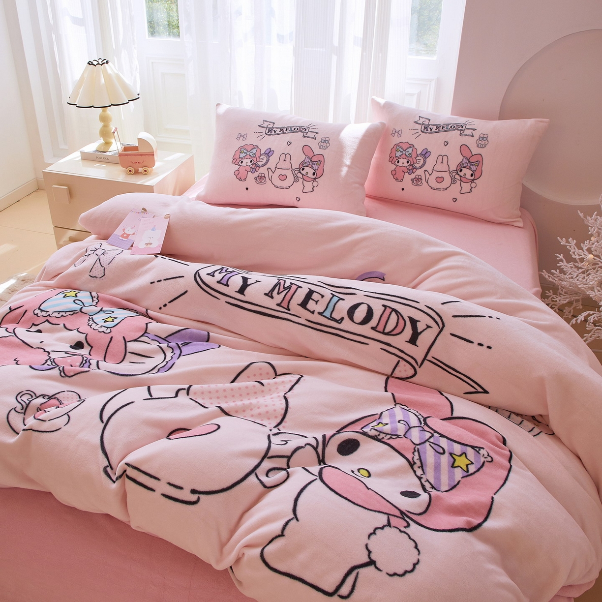 91家纺网 家纺一手货源 找家纺 蘭菲家纺 2025新款三丽欧牛奶绒套件系列四件套 必爱乐奶茶