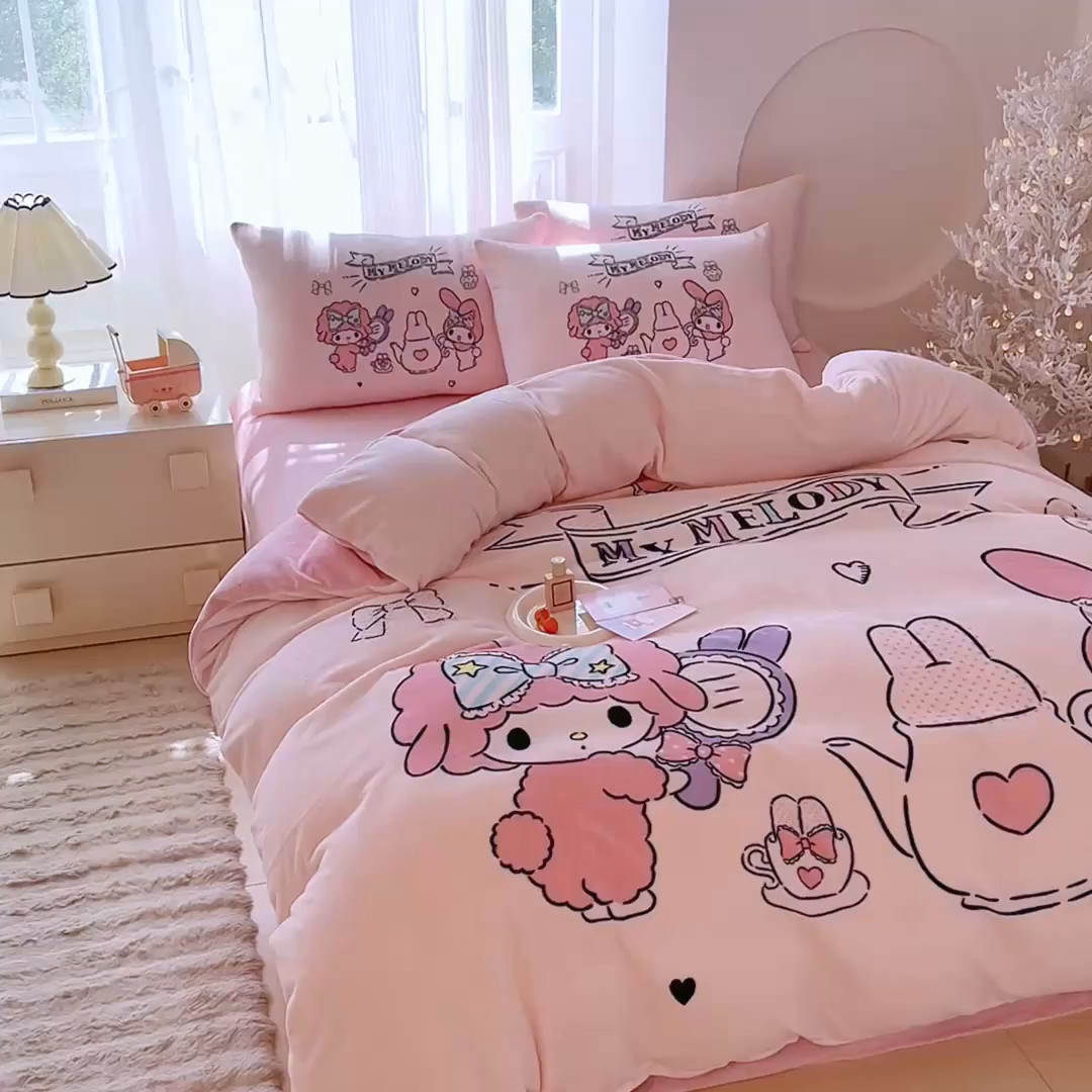 91家纺网 家纺一手货源 找家纺 蘭菲家纺 2025新款三丽欧牛奶绒套件系列四件套 必爱乐奶茶