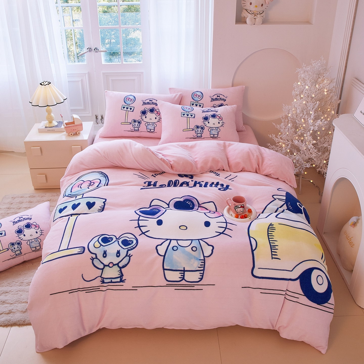 91家纺网 家纺一手货源 找家纺 蘭菲家纺 2025新款三丽欧牛奶绒套件系列四件套 车站kT