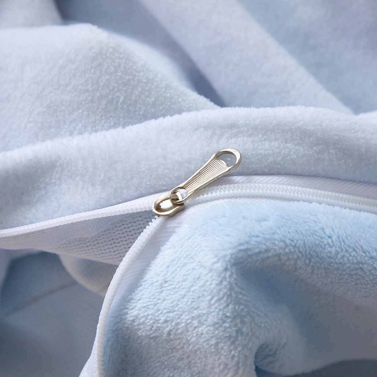 91家纺网 家纺一手货源 找家纺 蘭菲家纺 2025新款三丽欧牛奶绒套件系列四件套 可爱KT