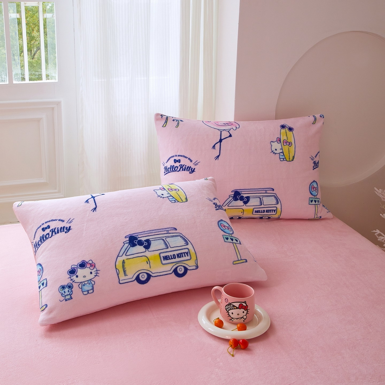 91家纺网 家纺一手货源 找家纺 蘭菲家纺 2025新款三丽欧牛奶绒套件系列四件套 快乐休假