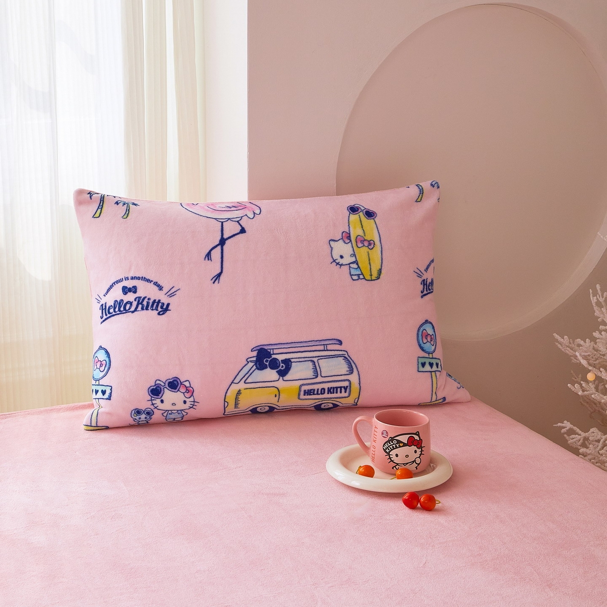 91家纺网 家纺一手货源 找家纺 蘭菲家纺 2025新款三丽欧牛奶绒套件系列四件套 快乐休假