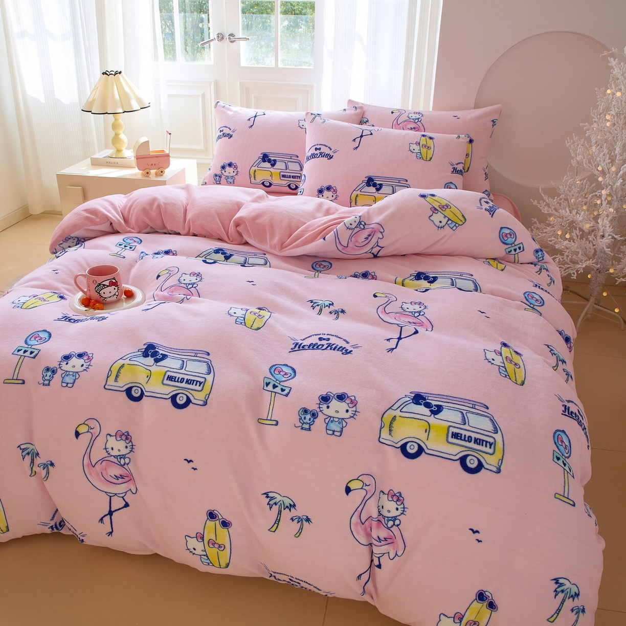 91家纺网 家纺一手货源 找家纺 蘭菲家纺 2025新款三丽欧牛奶绒套件系列四件套 快乐休假