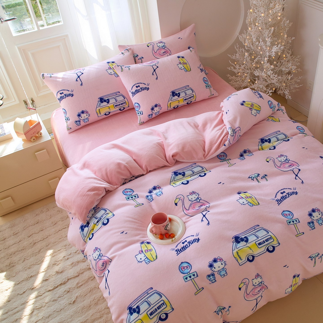 91家纺网 家纺一手货源 找家纺 蘭菲家纺 2025新款三丽欧牛奶绒套件系列四件套 快乐休假