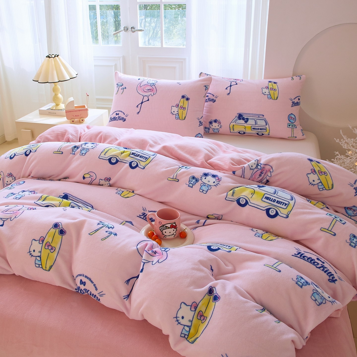 91家纺网 家纺一手货源 找家纺 蘭菲家纺 2025新款三丽欧牛奶绒套件系列四件套 快乐休假