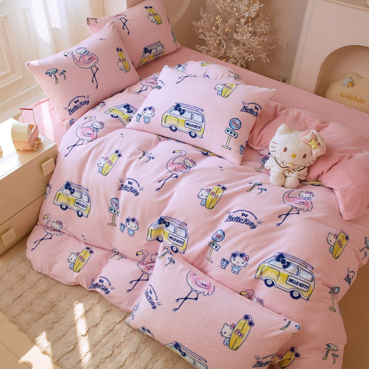 91家纺网 家纺一手货源 找家纺 蘭菲家纺 2025新款三丽欧牛奶绒套件系列四件套 快乐休假