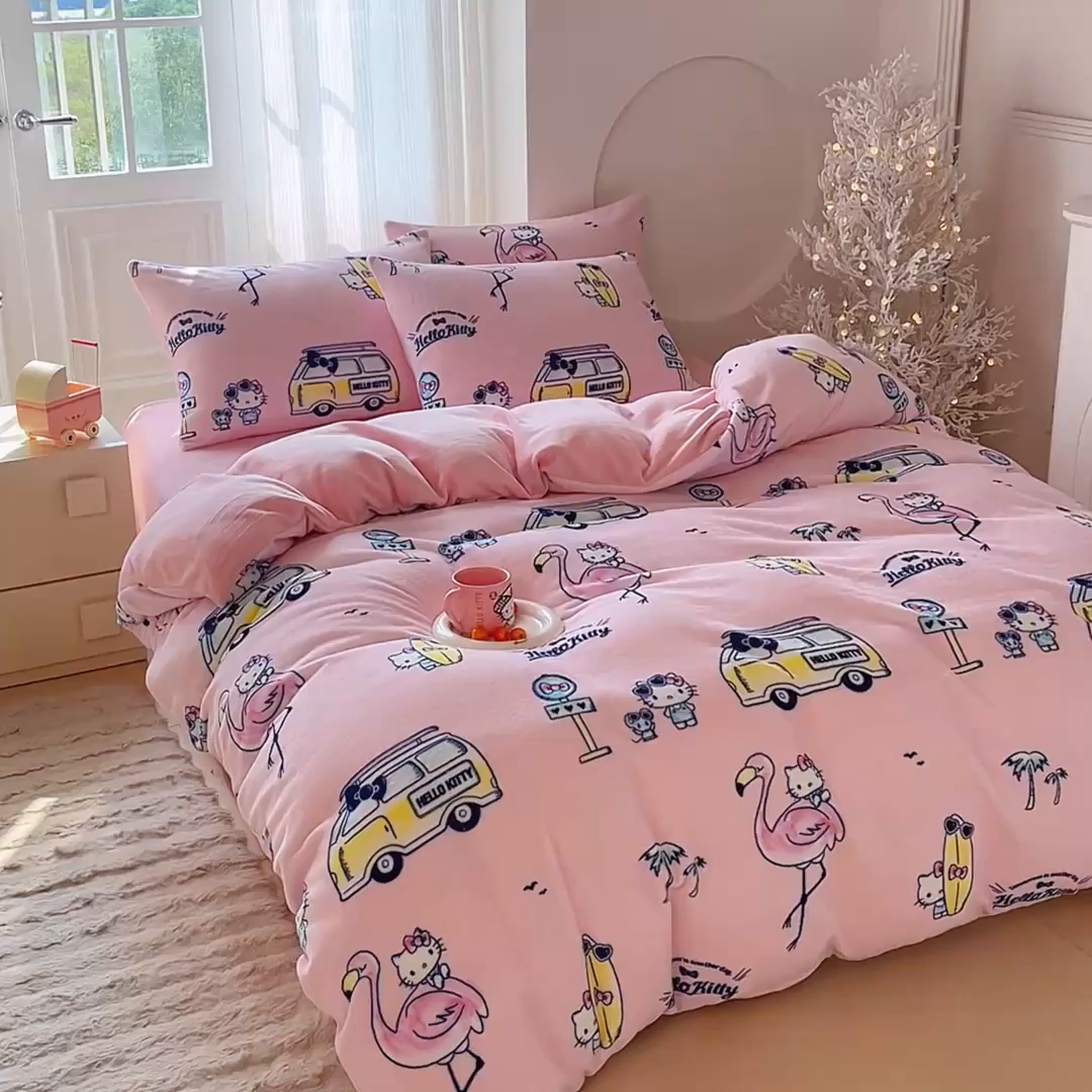 91家纺网 家纺一手货源 找家纺 蘭菲家纺 2025新款三丽欧牛奶绒套件系列四件套 快乐休假