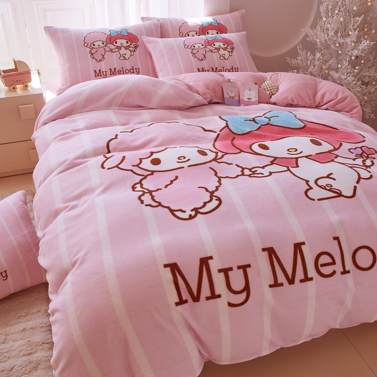 91家纺网 家纺一手货源 找家纺 蘭菲家纺 2025新款三丽欧牛奶绒套件系列四件套 美乐比爱