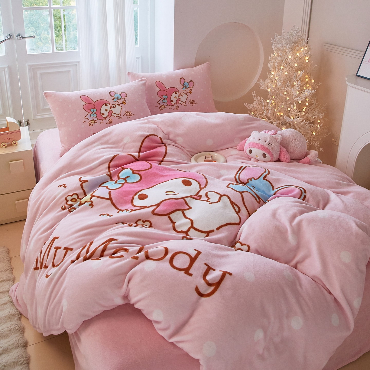 91家纺网 家纺一手货源 找家纺 蘭菲家纺 2025新款三丽欧牛奶绒套件系列四件套 轻松美乐蒂