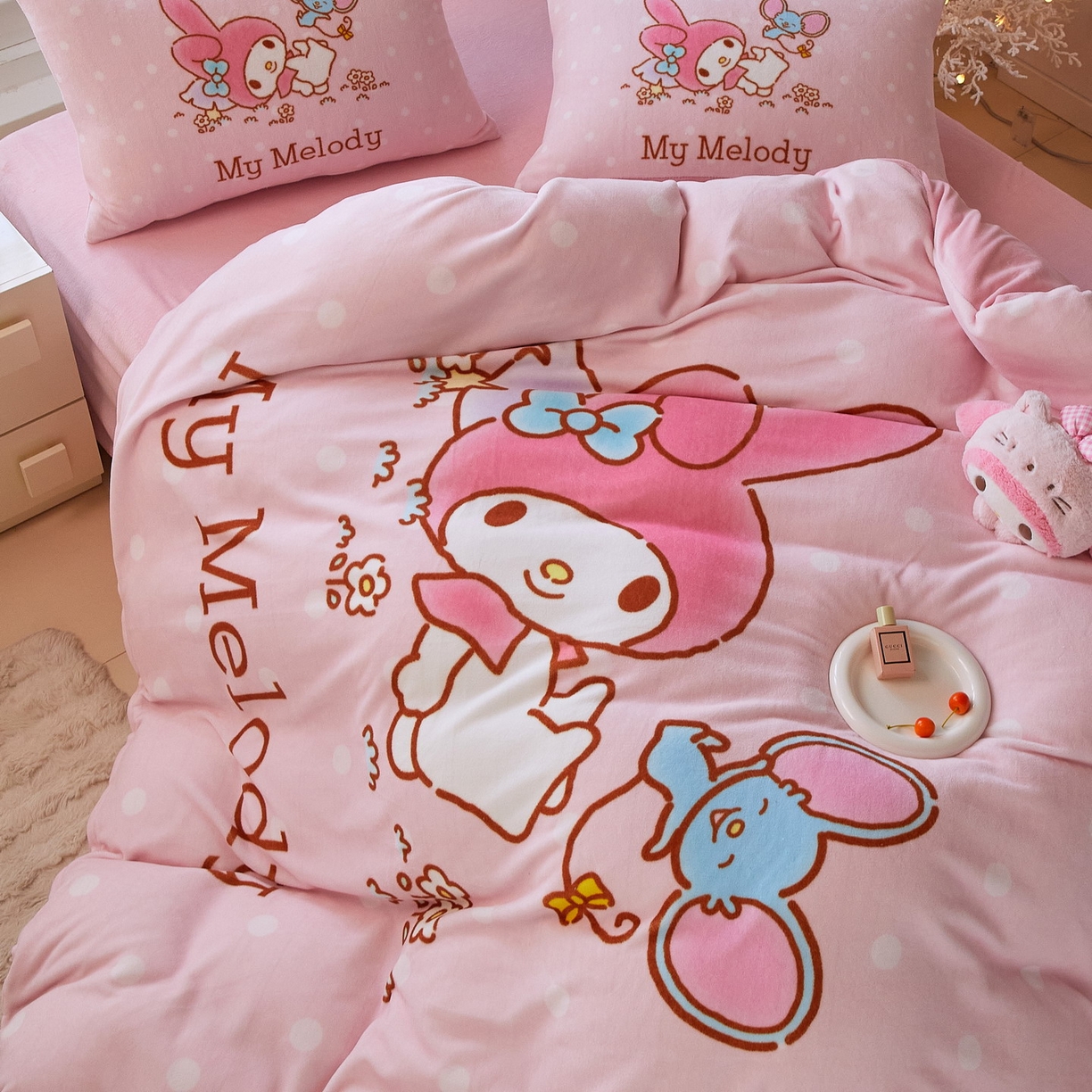 91家纺网 家纺一手货源 找家纺 蘭菲家纺 2025新款三丽欧牛奶绒套件系列四件套 轻松美乐蒂