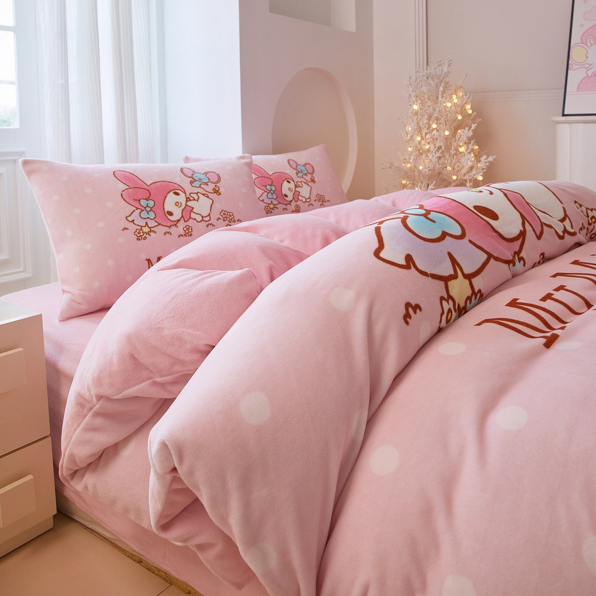 91家纺网 家纺一手货源 找家纺 蘭菲家纺 2025新款三丽欧牛奶绒套件系列四件套 轻松美乐蒂