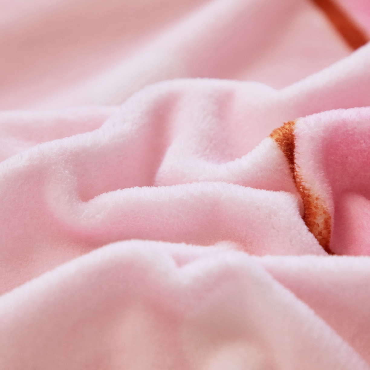 91家纺网 家纺一手货源 找家纺 蘭菲家纺 2025新款三丽欧牛奶绒套件系列四件套 轻松美乐蒂