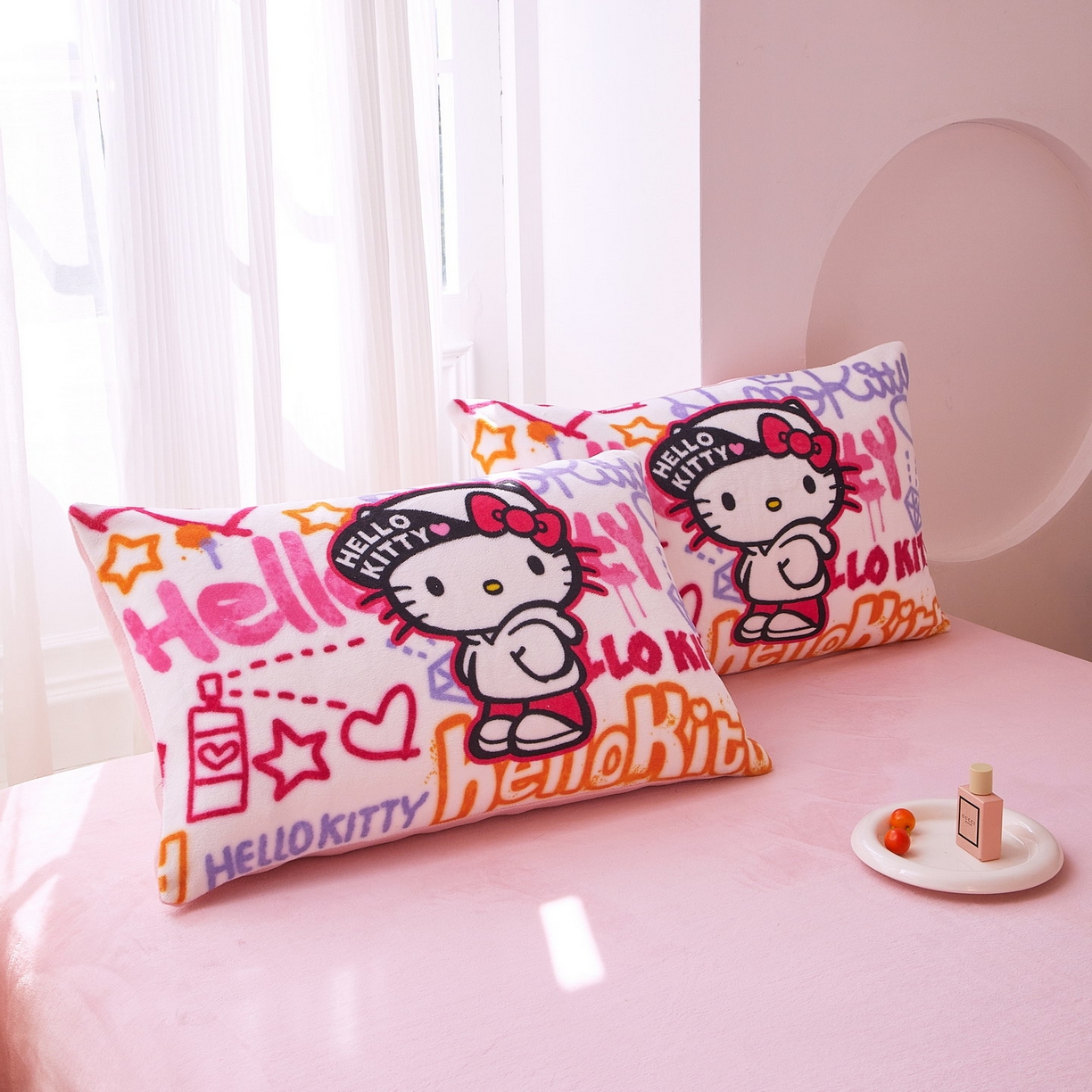 91家纺网 家纺一手货源 找家纺 蘭菲家纺 2025新款三丽欧牛奶绒套件系列四件套 涂鸦奶茶