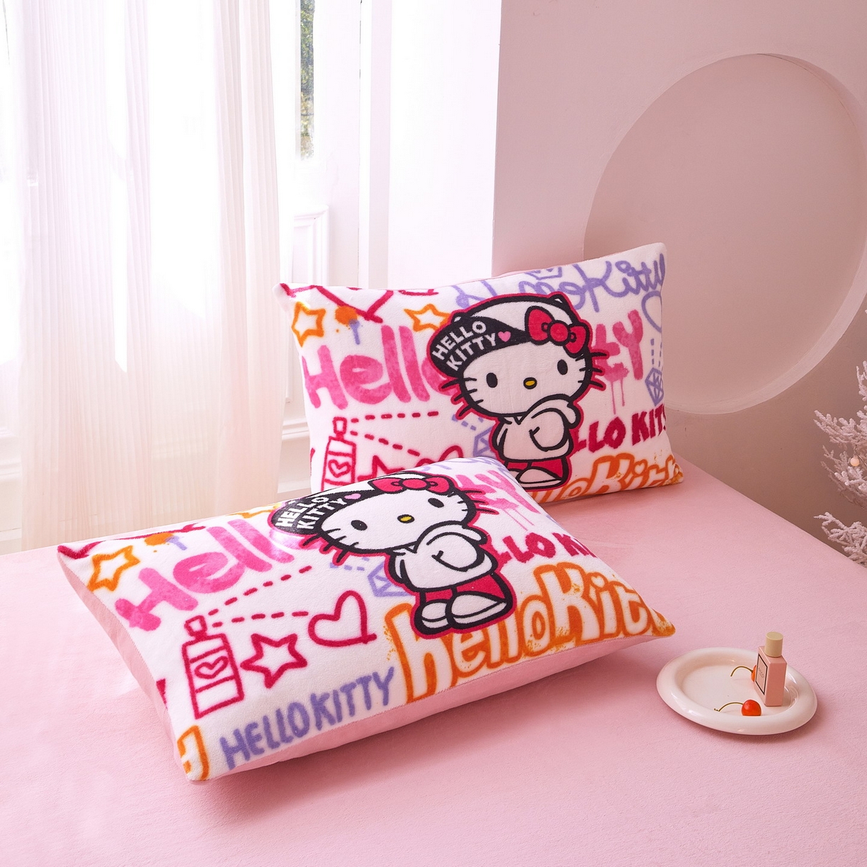 91家纺网 家纺一手货源 找家纺 蘭菲家纺 2025新款三丽欧牛奶绒套件系列四件套 涂鸦奶茶