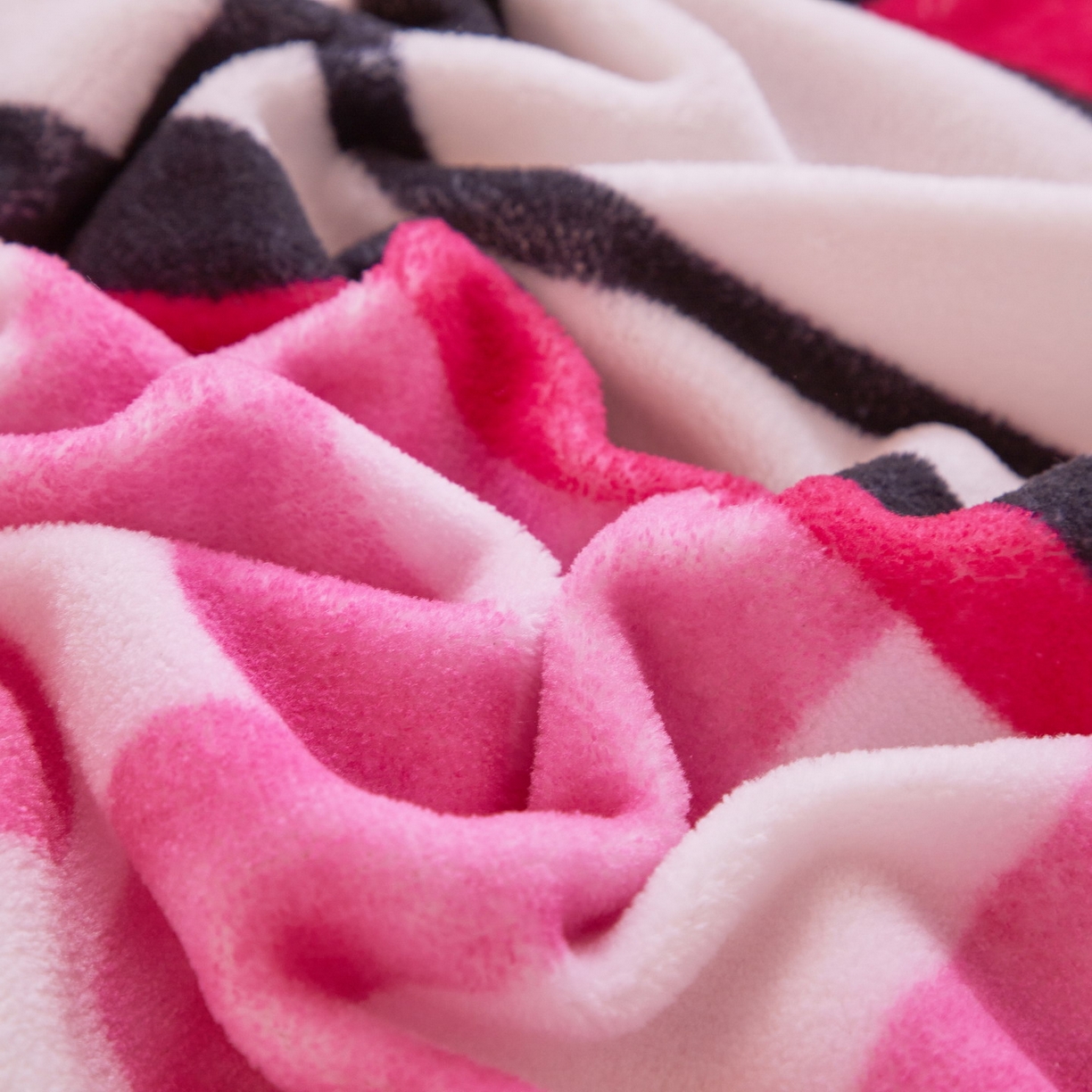 91家纺网 家纺一手货源 找家纺 蘭菲家纺 2025新款三丽欧牛奶绒套件系列四件套 涂鸦奶茶