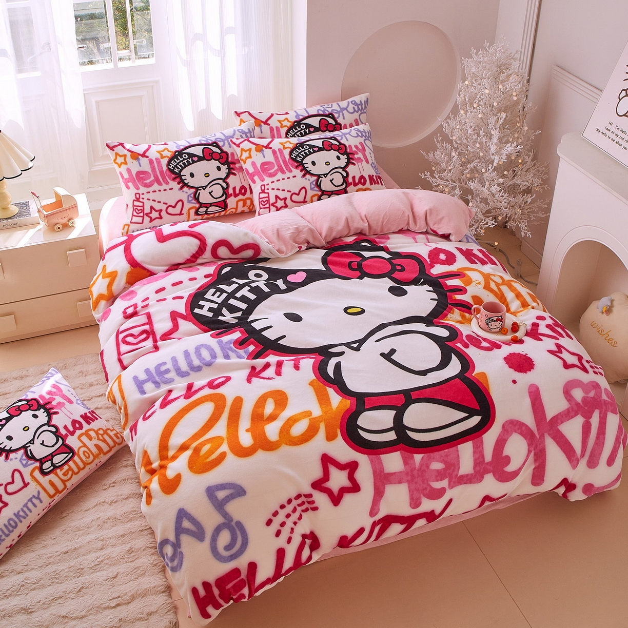 91家纺网 家纺一手货源 找家纺 蘭菲家纺 2025新款三丽欧牛奶绒套件系列四件套 涂鸦奶茶