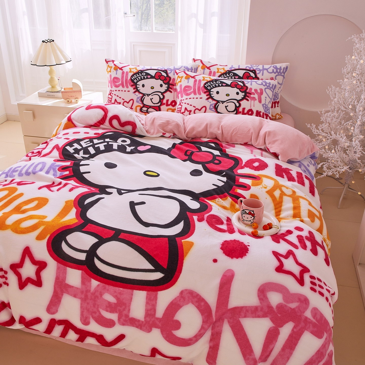 91家纺网 家纺一手货源 找家纺 蘭菲家纺 2025新款三丽欧牛奶绒套件系列四件套 涂鸦奶茶