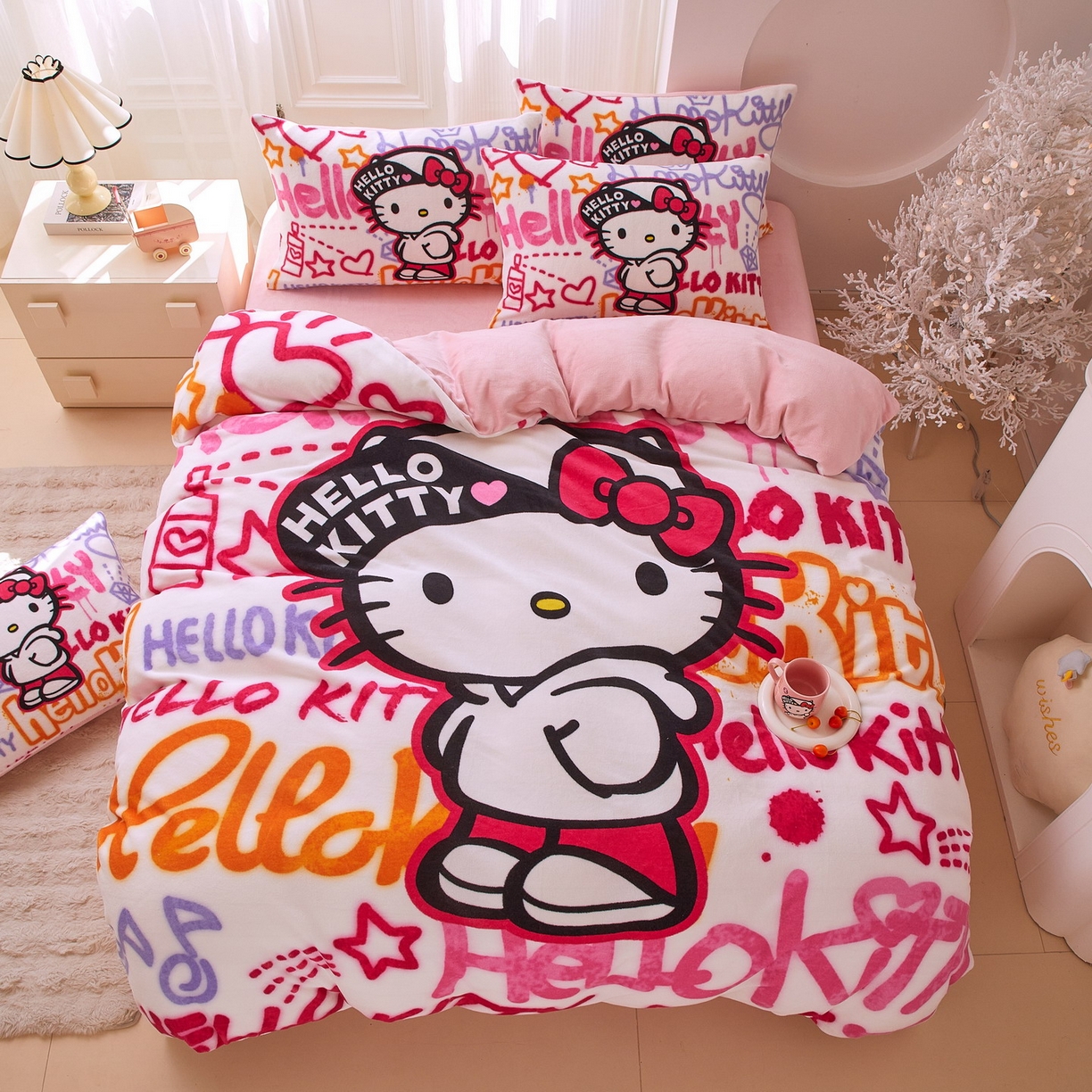 91家纺网 家纺一手货源 找家纺 蘭菲家纺 2025新款三丽欧牛奶绒套件系列四件套 涂鸦奶茶