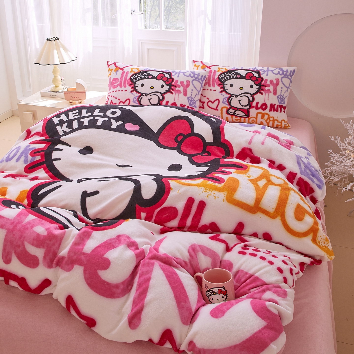 91家纺网 家纺一手货源 找家纺 蘭菲家纺 2025新款三丽欧牛奶绒套件系列四件套 涂鸦奶茶