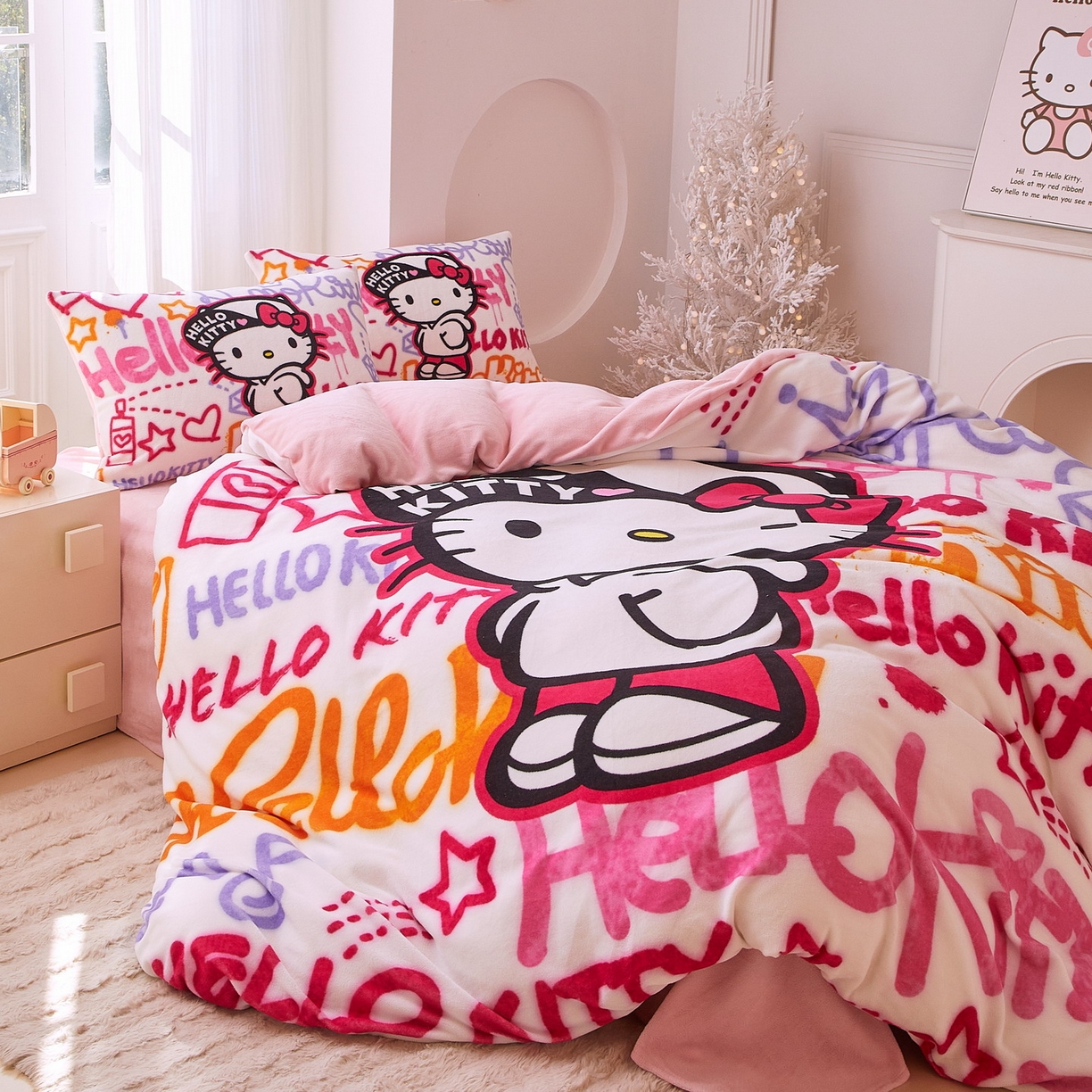 91家纺网 家纺一手货源 找家纺 蘭菲家纺 2025新款三丽欧牛奶绒套件系列四件套 涂鸦奶茶