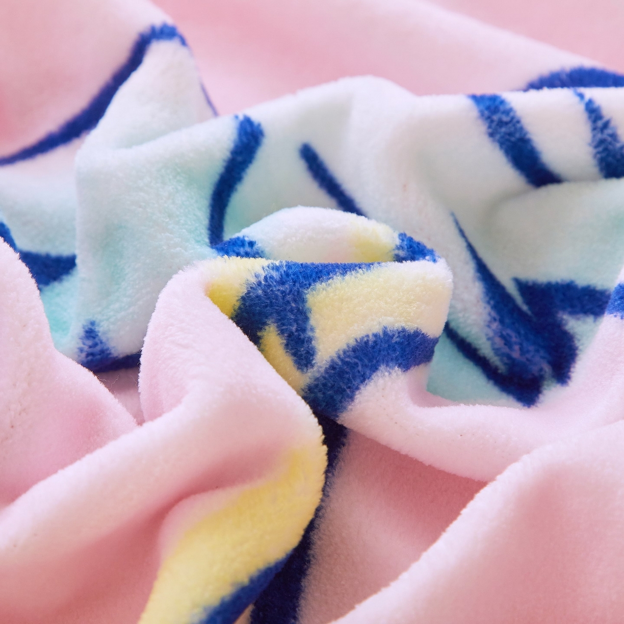 91家纺网 家纺一手货源 找家纺 蘭菲家纺 2025新款三丽欧牛奶绒套件系列四件套 夏日快乐