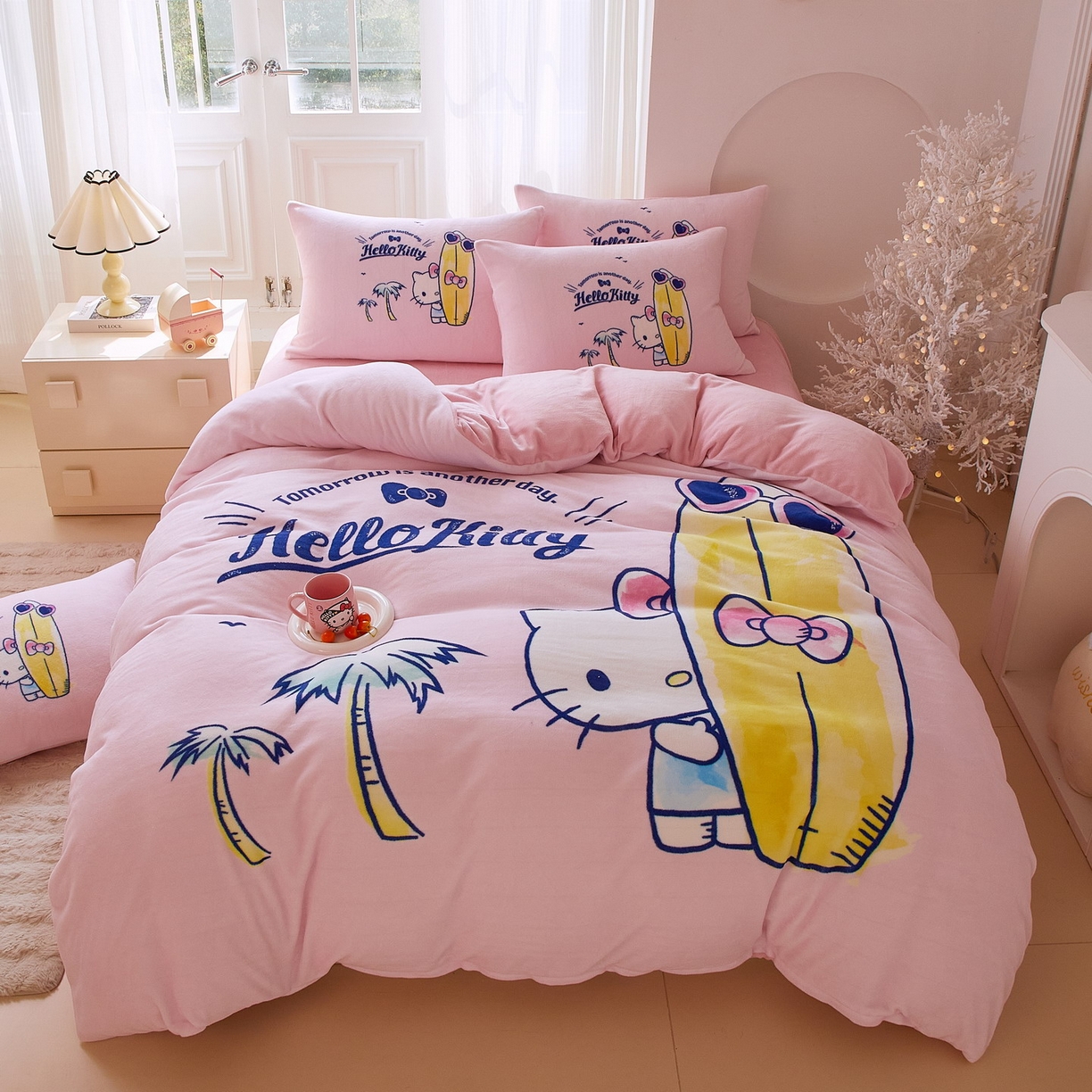 91家纺网 家纺一手货源 找家纺 蘭菲家纺 2025新款三丽欧牛奶绒套件系列四件套 夏日快乐