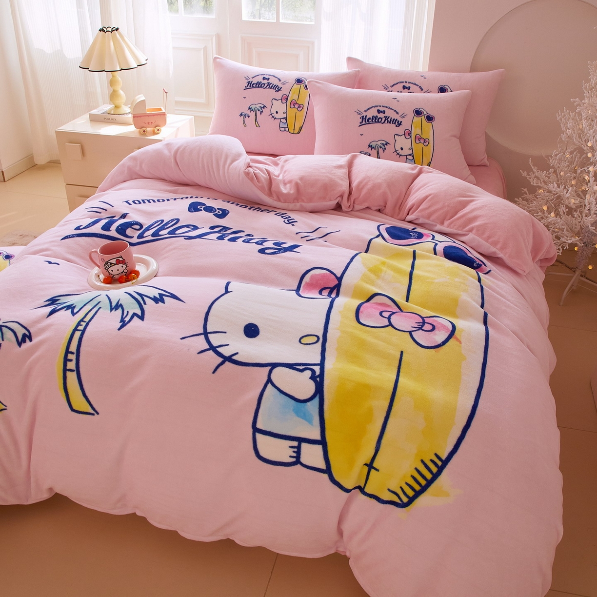 91家纺网 家纺一手货源 找家纺 蘭菲家纺 2025新款三丽欧牛奶绒套件系列四件套 夏日快乐