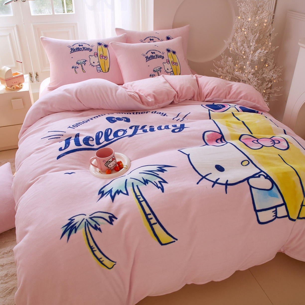 91家纺网 家纺一手货源 找家纺 蘭菲家纺 2025新款三丽欧牛奶绒套件系列四件套 夏日快乐