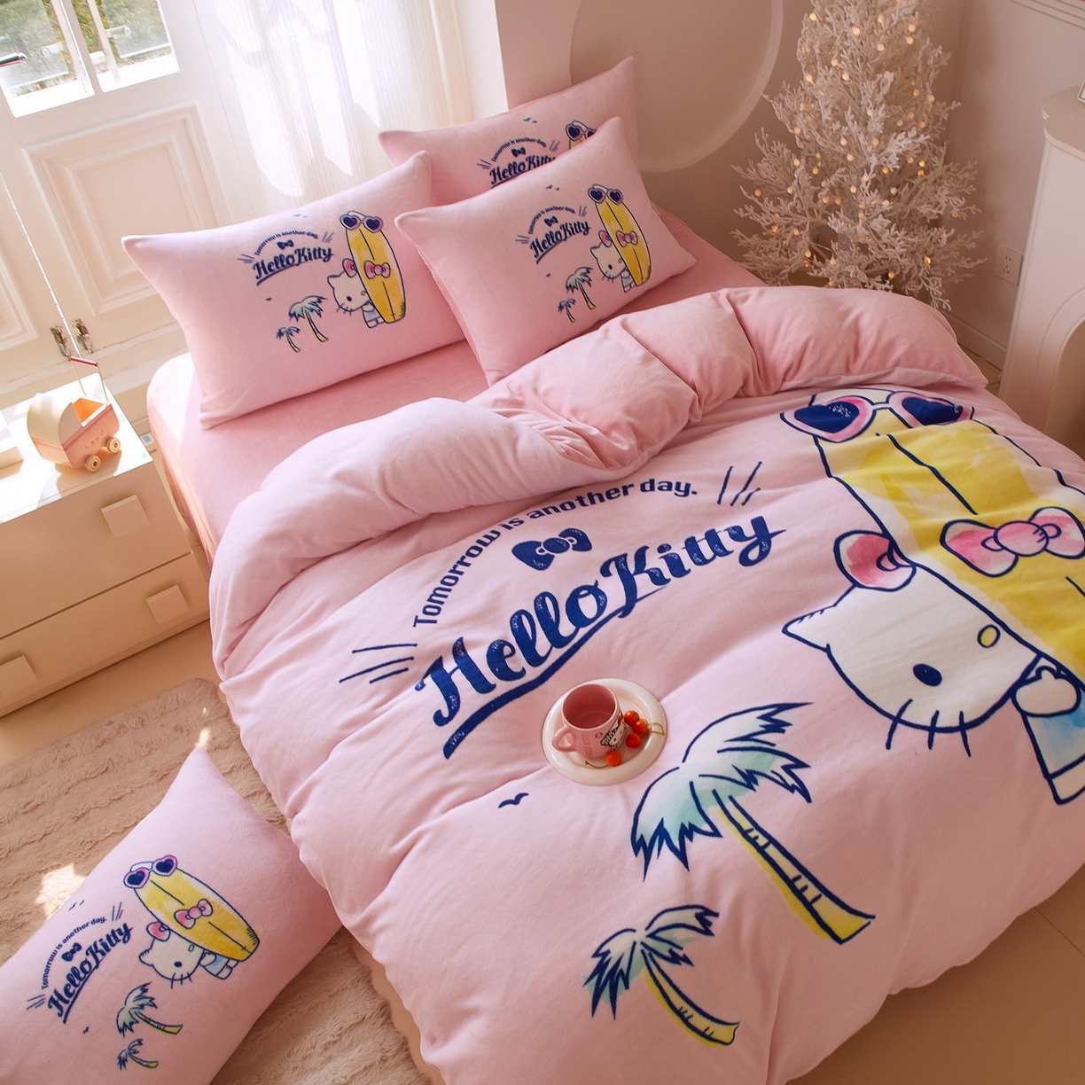 91家纺网 家纺一手货源 找家纺 蘭菲家纺 2025新款三丽欧牛奶绒套件系列四件套 夏日快乐