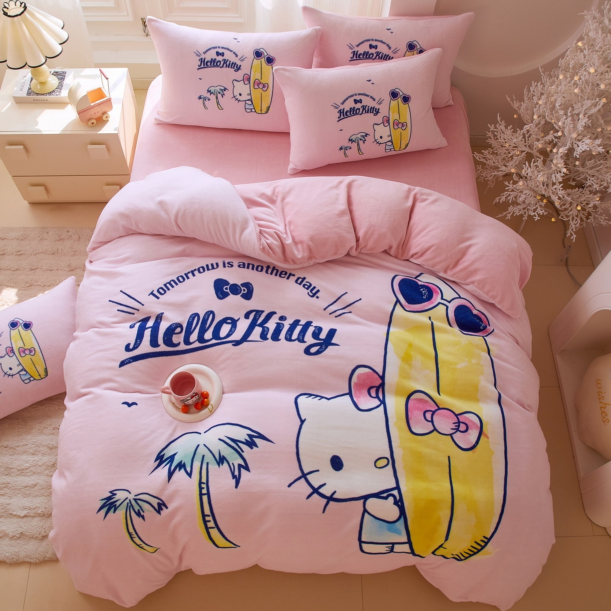 91家纺网 家纺一手货源 找家纺 蘭菲家纺 2025新款三丽欧牛奶绒套件系列四件套 夏日快乐