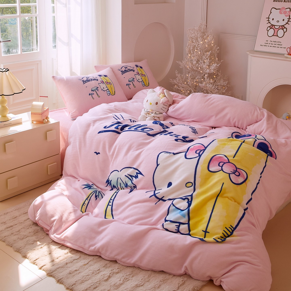 91家纺网 家纺一手货源 找家纺 蘭菲家纺 2025新款三丽欧牛奶绒套件系列四件套 夏日快乐