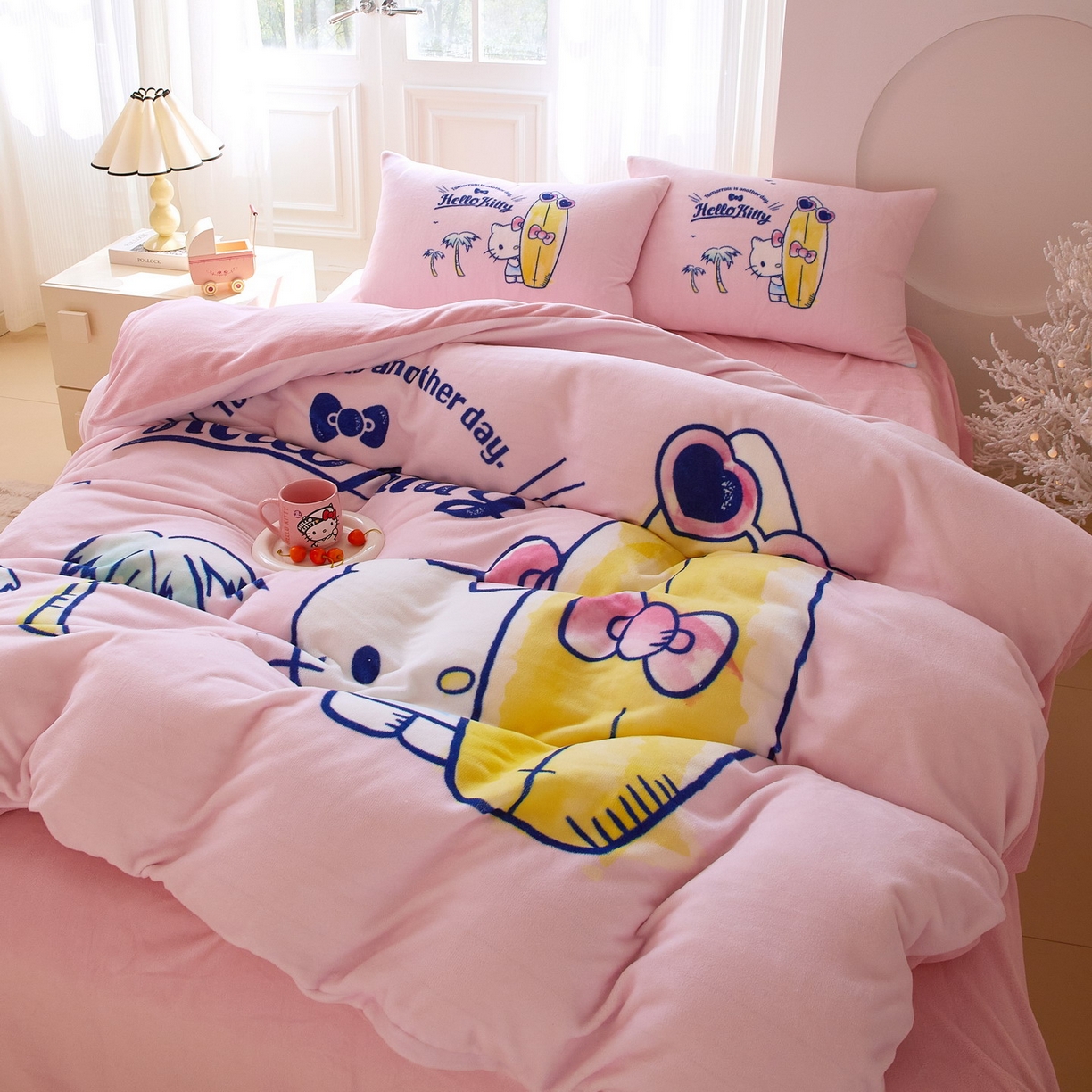 91家纺网 家纺一手货源 找家纺 蘭菲家纺 2025新款三丽欧牛奶绒套件系列四件套 夏日快乐