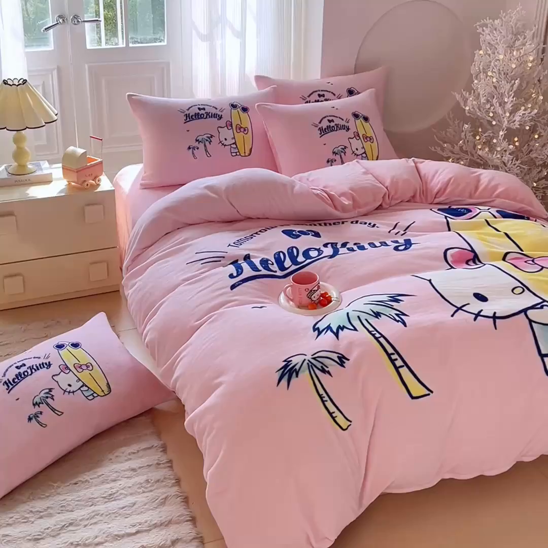 91家纺网 家纺一手货源 找家纺 蘭菲家纺 2025新款三丽欧牛奶绒套件系列四件套 夏日快乐