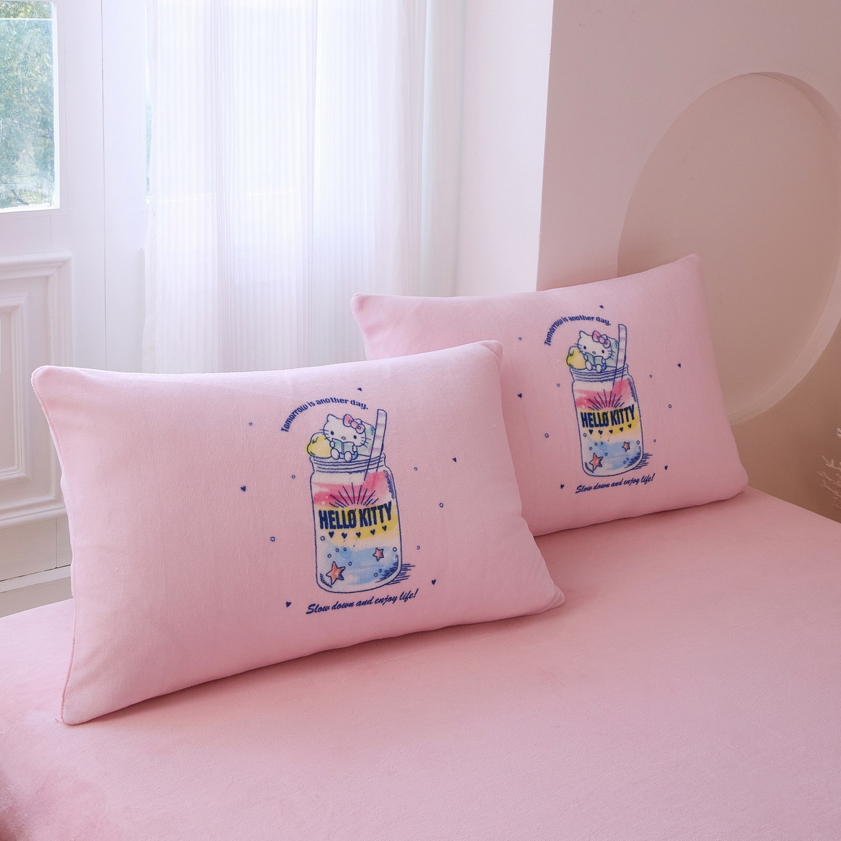 91家纺网 家纺一手货源 找家纺 蘭菲家纺 2025新款三丽欧牛奶绒套件系列四件套 续大杯奶茶