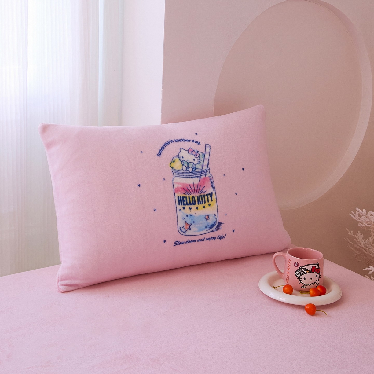 91家纺网 家纺一手货源 找家纺 蘭菲家纺 2025新款三丽欧牛奶绒套件系列四件套 续大杯奶茶