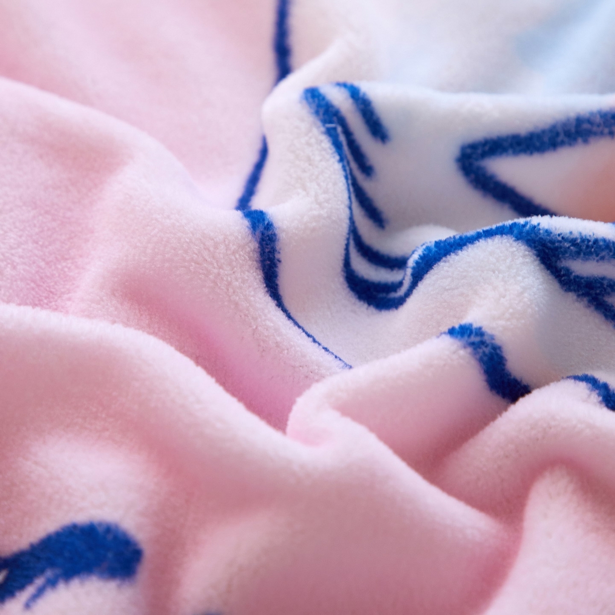 91家纺网 家纺一手货源 找家纺 蘭菲家纺 2025新款三丽欧牛奶绒套件系列四件套 续大杯奶茶