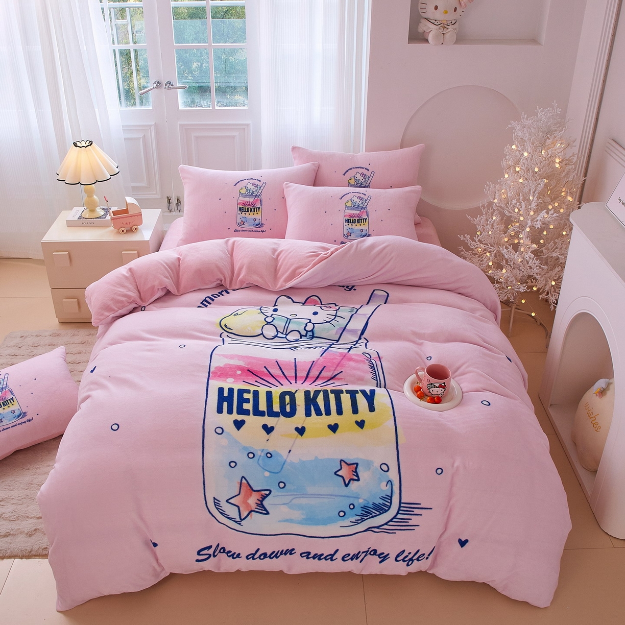 91家纺网 家纺一手货源 找家纺 蘭菲家纺 2025新款三丽欧牛奶绒套件系列四件套 续大杯奶茶