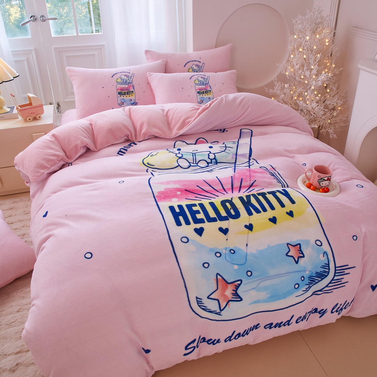 91家纺网 家纺一手货源 找家纺 蘭菲家纺 2025新款三丽欧牛奶绒套件系列四件套 续大杯奶茶