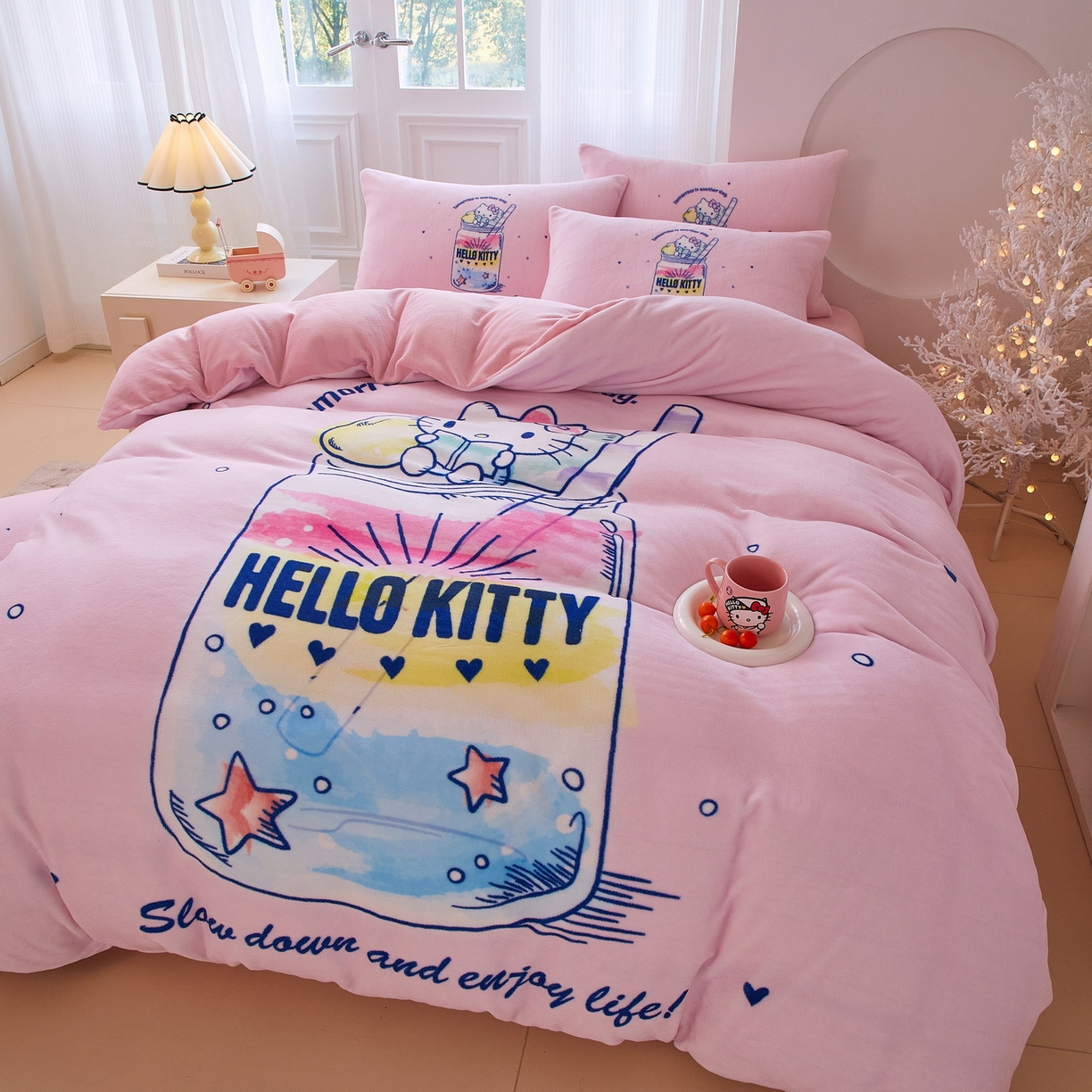 91家纺网 家纺一手货源 找家纺 蘭菲家纺 2025新款三丽欧牛奶绒套件系列四件套 续大杯奶茶