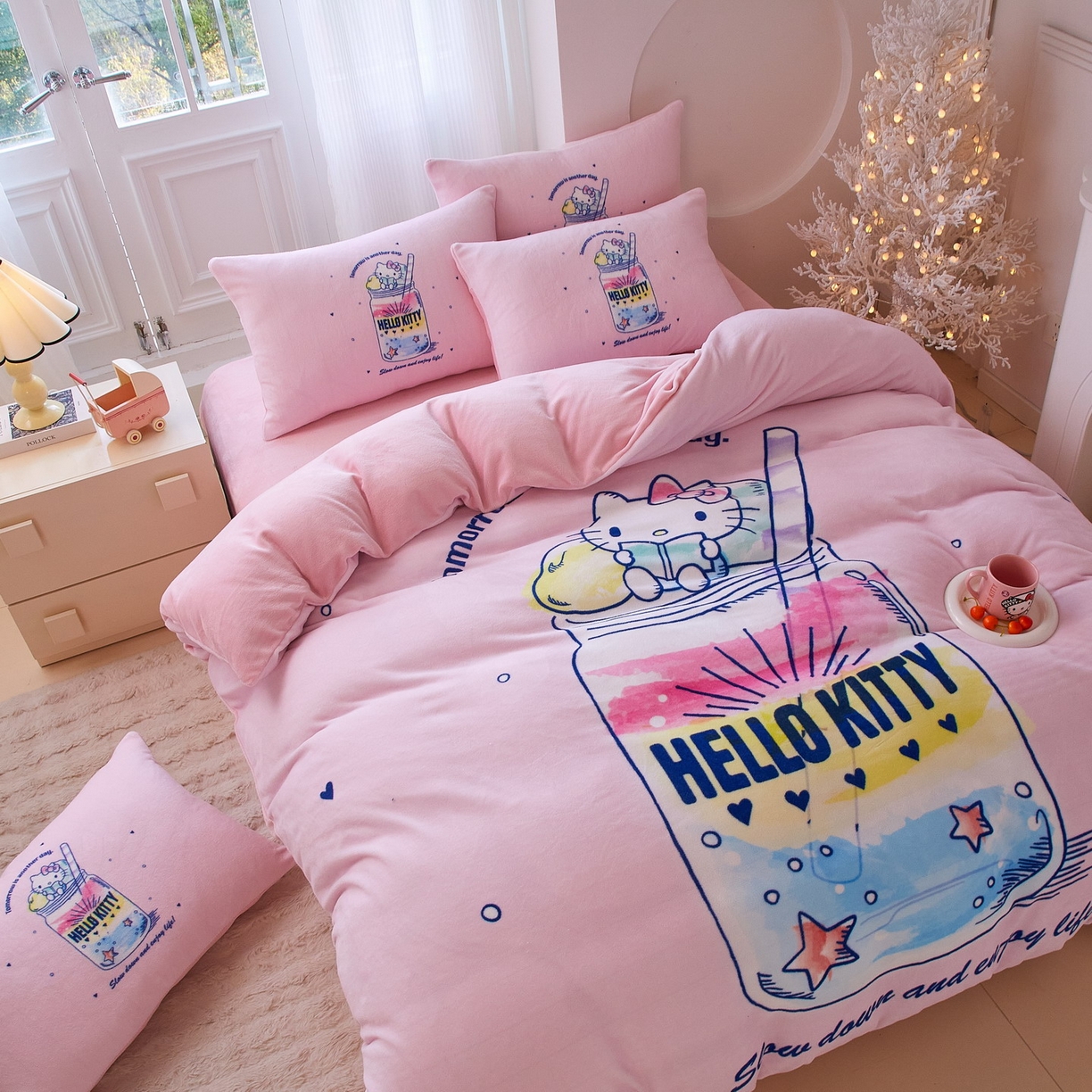 91家纺网 家纺一手货源 找家纺 蘭菲家纺 2025新款三丽欧牛奶绒套件系列四件套 续大杯奶茶